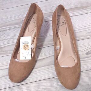 (22-2186)    A New Day  Dot Wedges Size 10W
